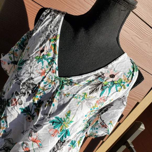 a.n.a. Women's Cold Shoulder Top Size Medium White Floral V-Neck Short Sleeve - Picture 6 of 13